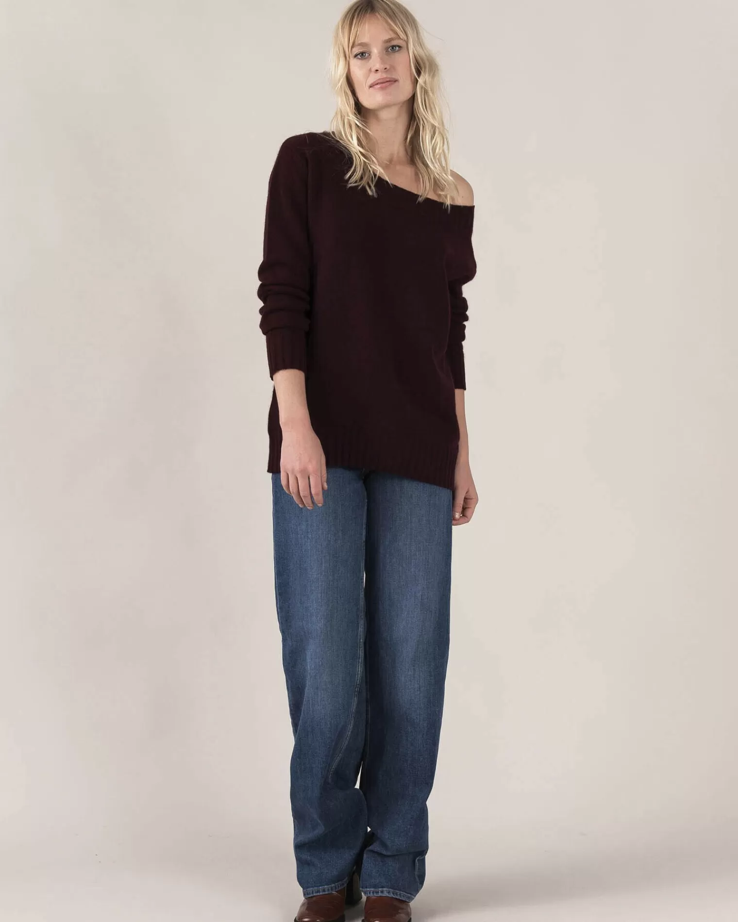 Kujten Sweaters & Sweatshirts>Asymmetric Round Neck Cashmere Sweater Bordeaux