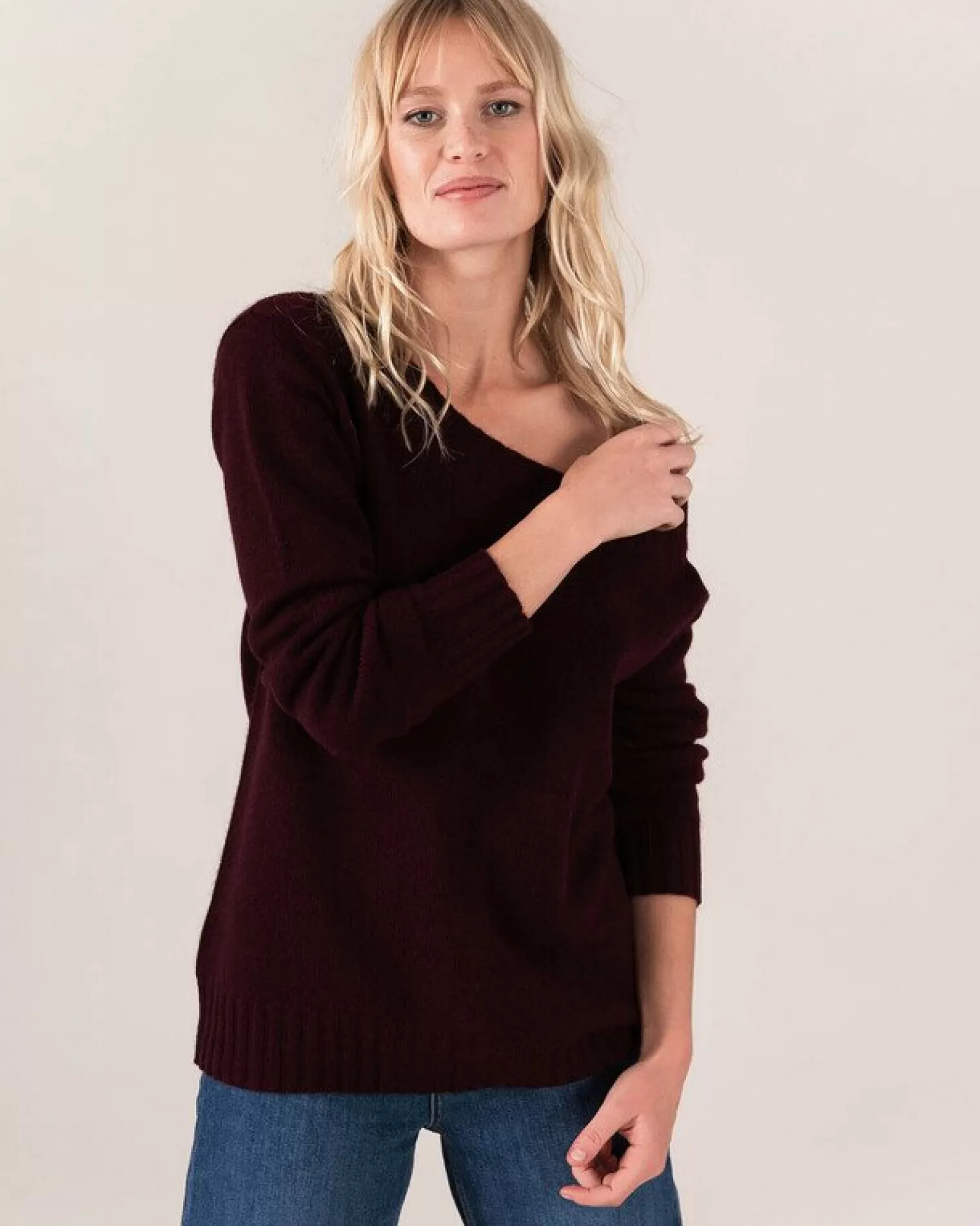 Kujten Sweaters & Sweatshirts>Asymmetric Round Neck Cashmere Sweater Bordeaux