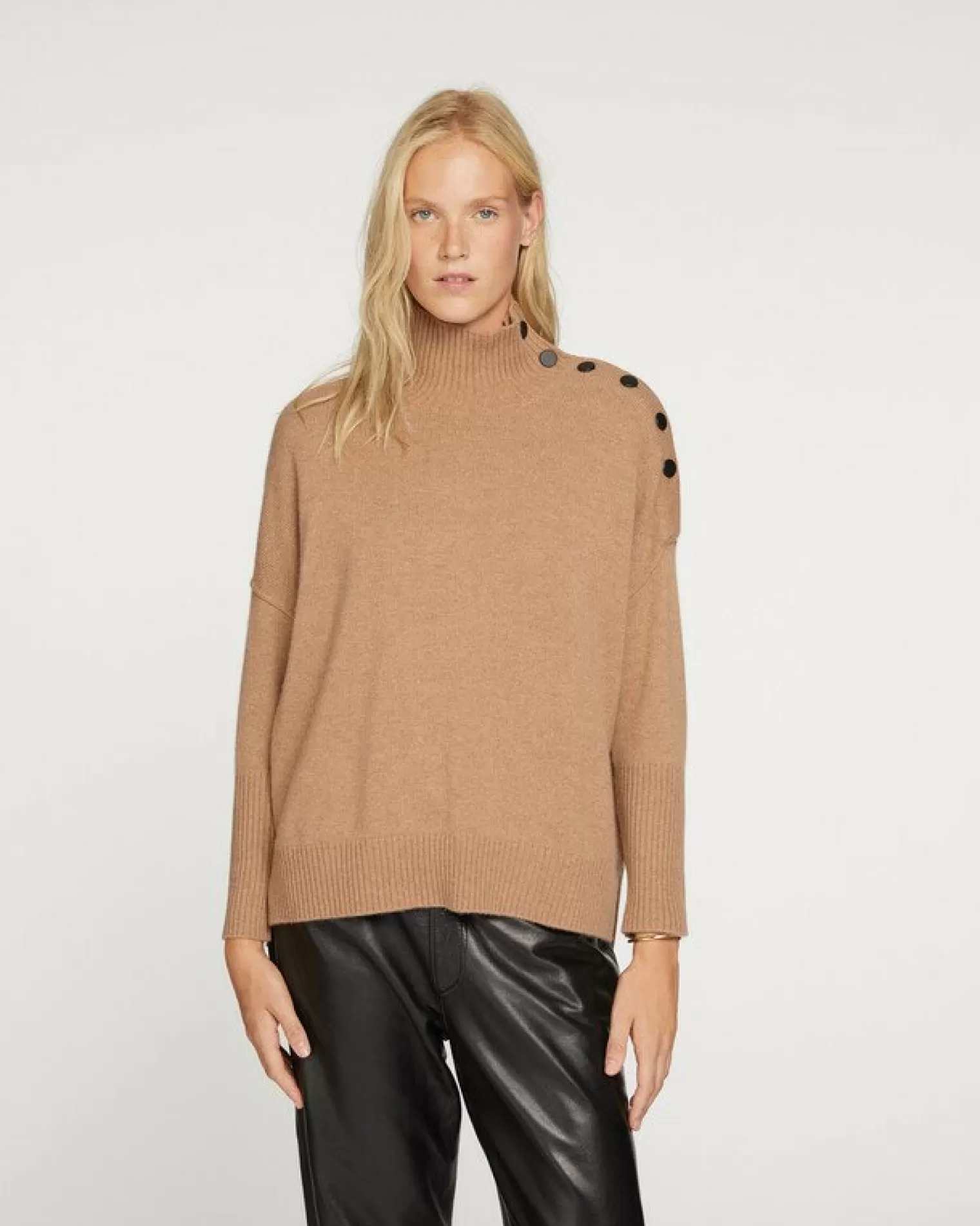 Kujten Sweaters & Sweatshirts>Cashmere Sweater With Black Buttons Camelo