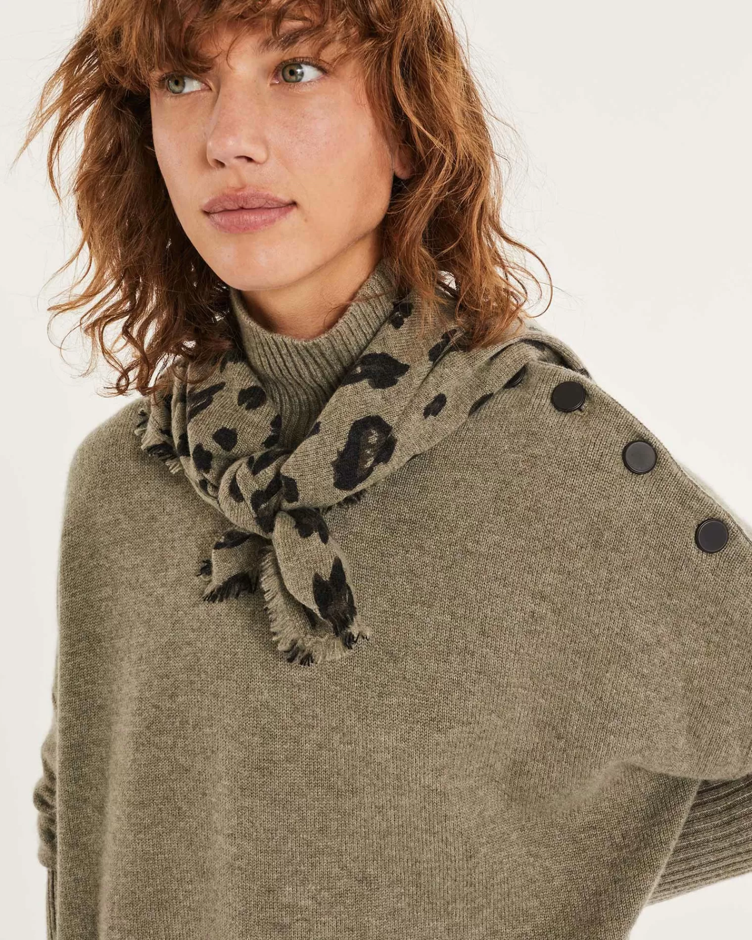 Kujten Sweaters & Sweatshirts>Cashmere Sweater With Black Buttons, 4-Threads Kaki Chine