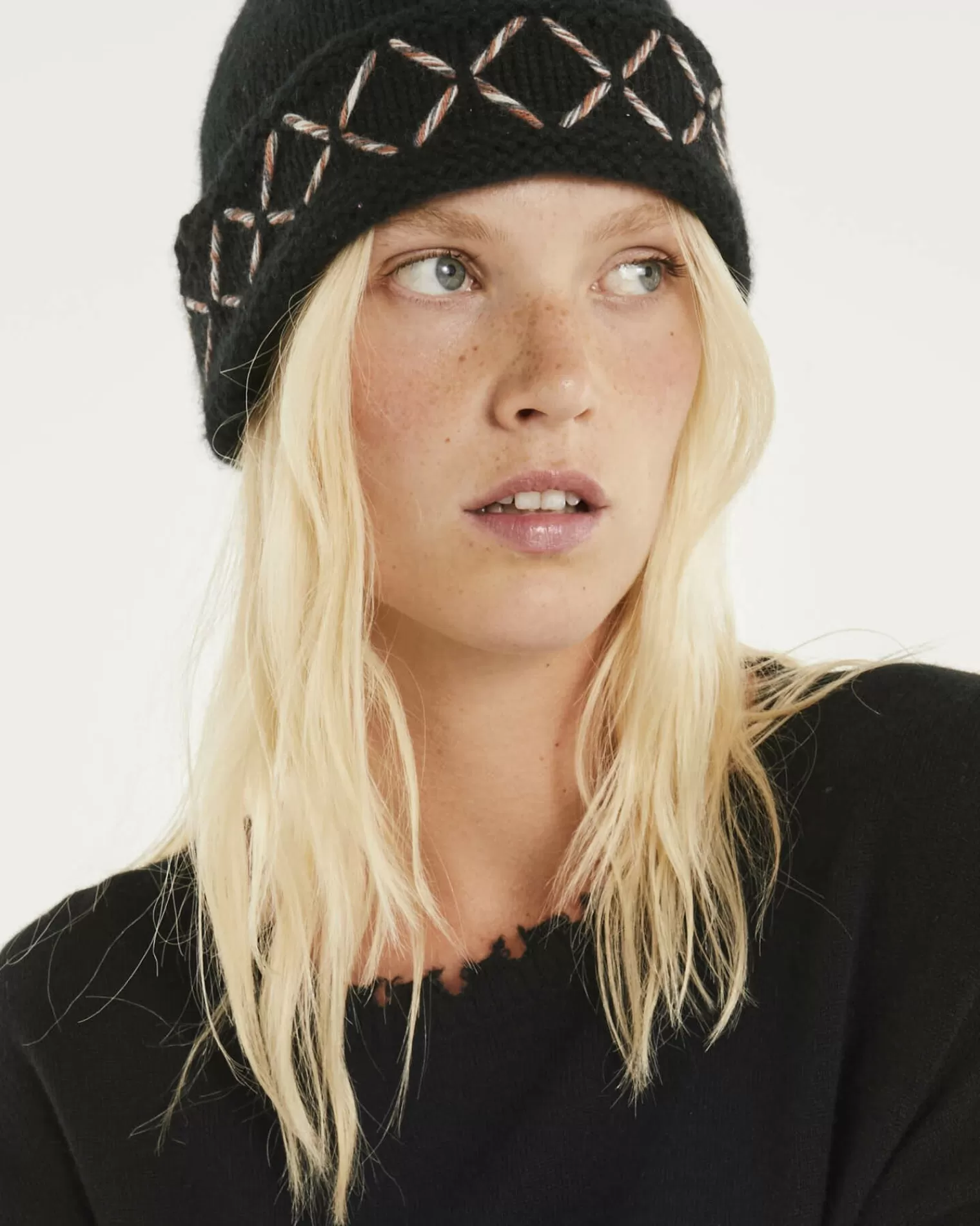 Kujten Hats & Headbands>Hand Embroidered Cashmere Beanie Noir