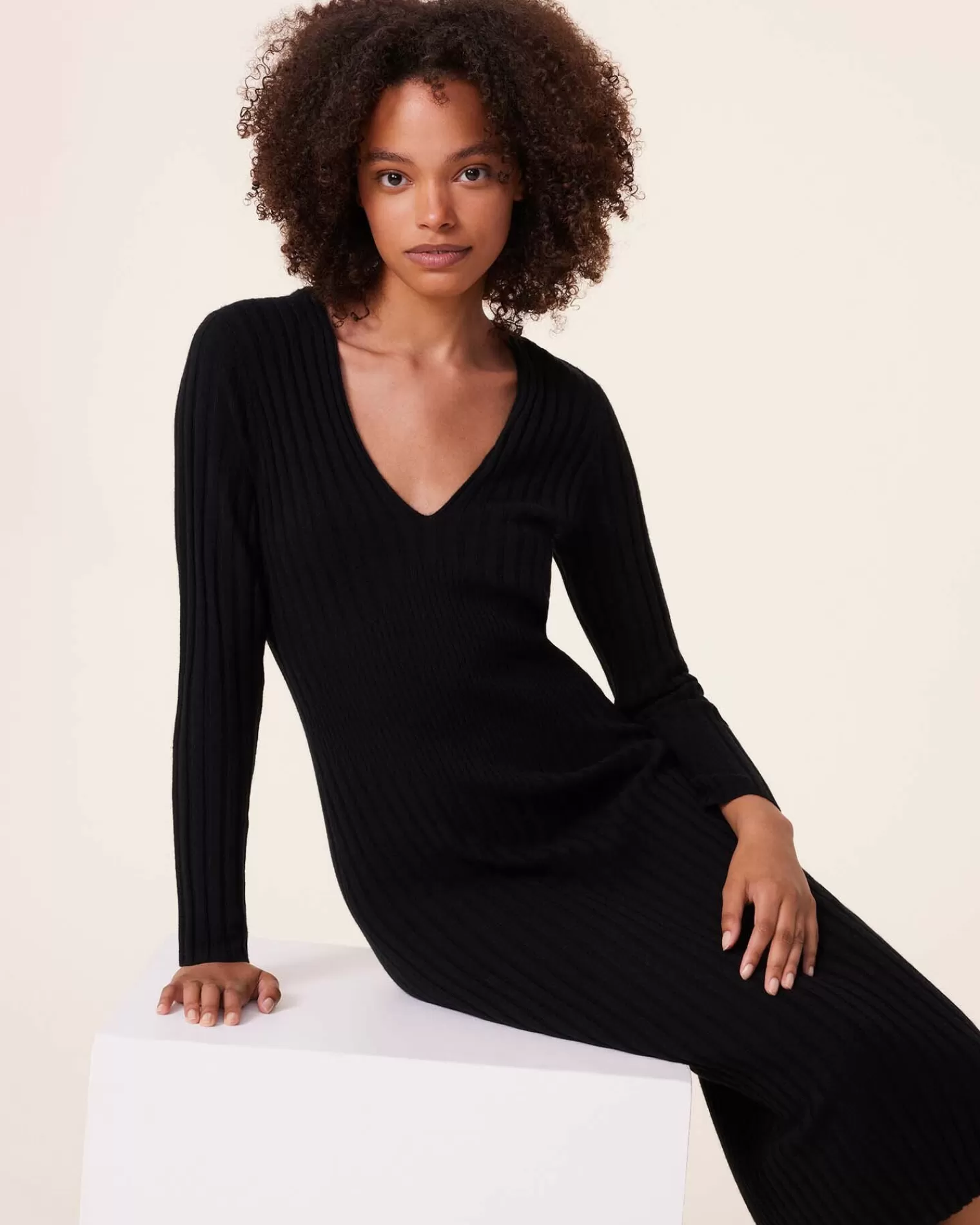 Kujten Dresses & Skirts>Ribbed V-Neck Cashmere Dress, 2-Threads Noir