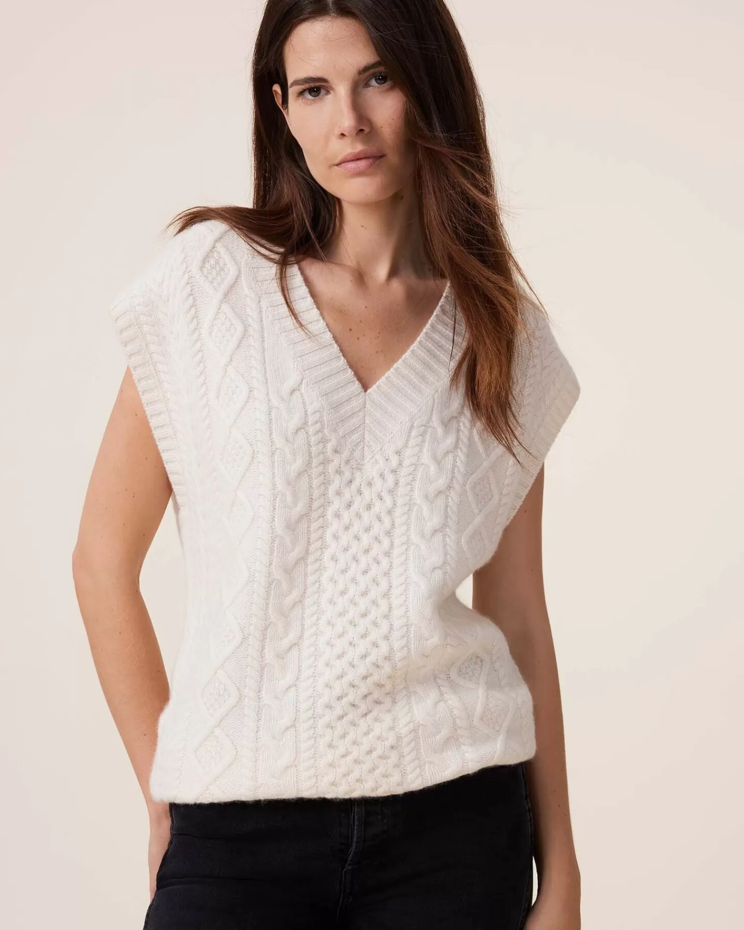 Kujten Sweaters & Sweatshirts>Sleeveless V-Neck Cashmere Sweater, 8-Threads Blanc